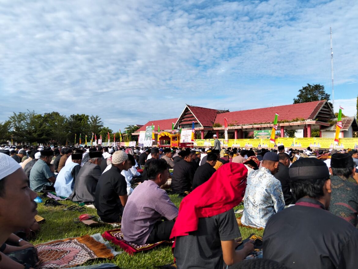 Ribuan Masyarakat Bersama Pemerintah Daerah Pasangkayu Laksanakan Salat Idul Fitri 1446 H di Lapangan Merdeka