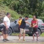 Jamal, Anggota DPRD Lutra Bantu Ambulans yang Terjebak Longsor di Perbatasan SulSel Dan SulTeng. Jamal, Anggota DPRD Lutra Bantu Ambulans yang Terjebak Longsor di Perbatasan SulSel Dan SulTeng.