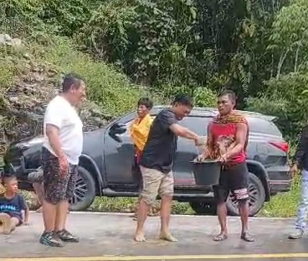 Jamal, Anggota DPRD Lutra Bantu Ambulans yang Terjebak Longsor di Perbatasan SulSel Dan SulTeng.
