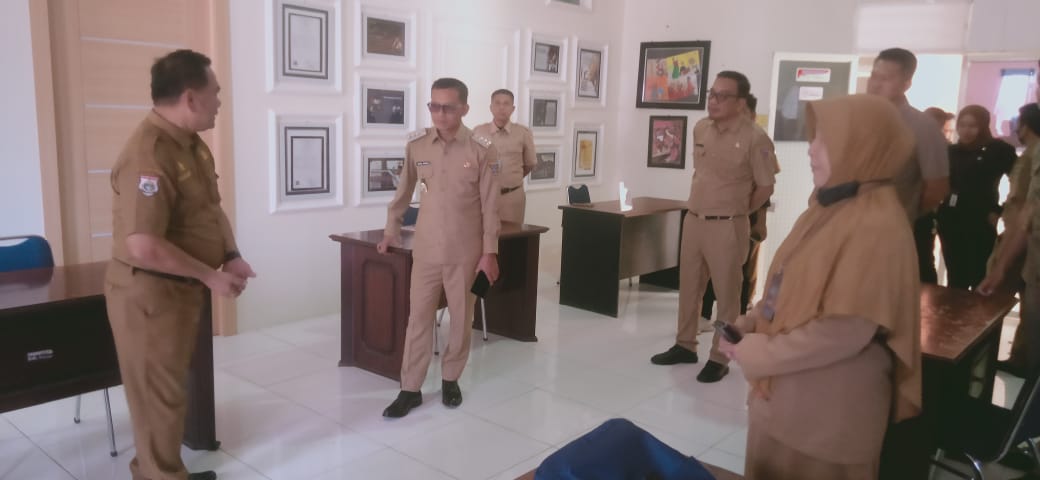Bupati H. Samsul Disambut Kadis Pendidikan A. Rajab Saat Kunjungan di Dinas Pendidikan Polman