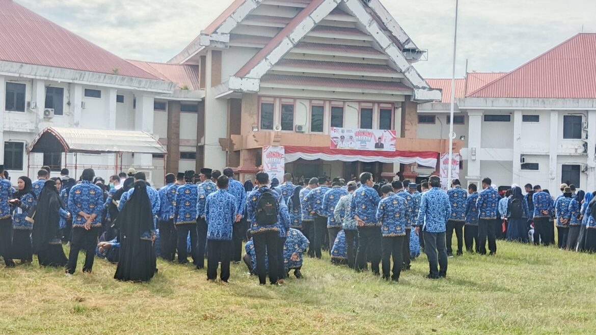 Saat Ikuti Upacara Otda ke 29 Tahun, di Halaman Kantor Bupati, ASN Terciduk Duduk Sambil Ngobrol