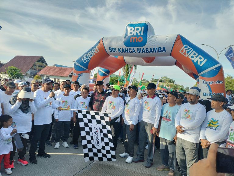 Jalan Santai, Bupati Andi Rahim Bersama Masyarakat Dalam Rangka Memeriahkan HUT XXVI Luwu Utara.