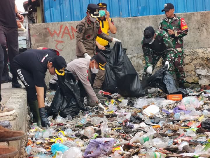 Sinergi Bersama, Bone Gelar Kerja Bakti 3.000 Kantong Sampah di Kelurahan Bajoe
