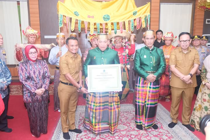 Kapolri Dikukuhkan Gelar Adat di Kabupaten Bone dalam Kunjungan Mendampingi Mentan RI