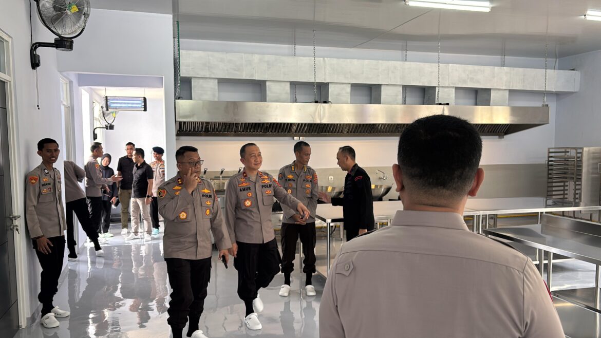 *Kapolda Sultra dan Wakapolda Uji Peralatan Dapur SPPG Brimob, Dukung Program Makan Bergizi Gratis*