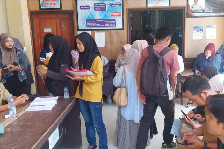 Pelayanan Disdukcapil Membludak, Bawa Dokumen Yang Dipersyaratkan Sesuai SOP. Pasti Di Layani.