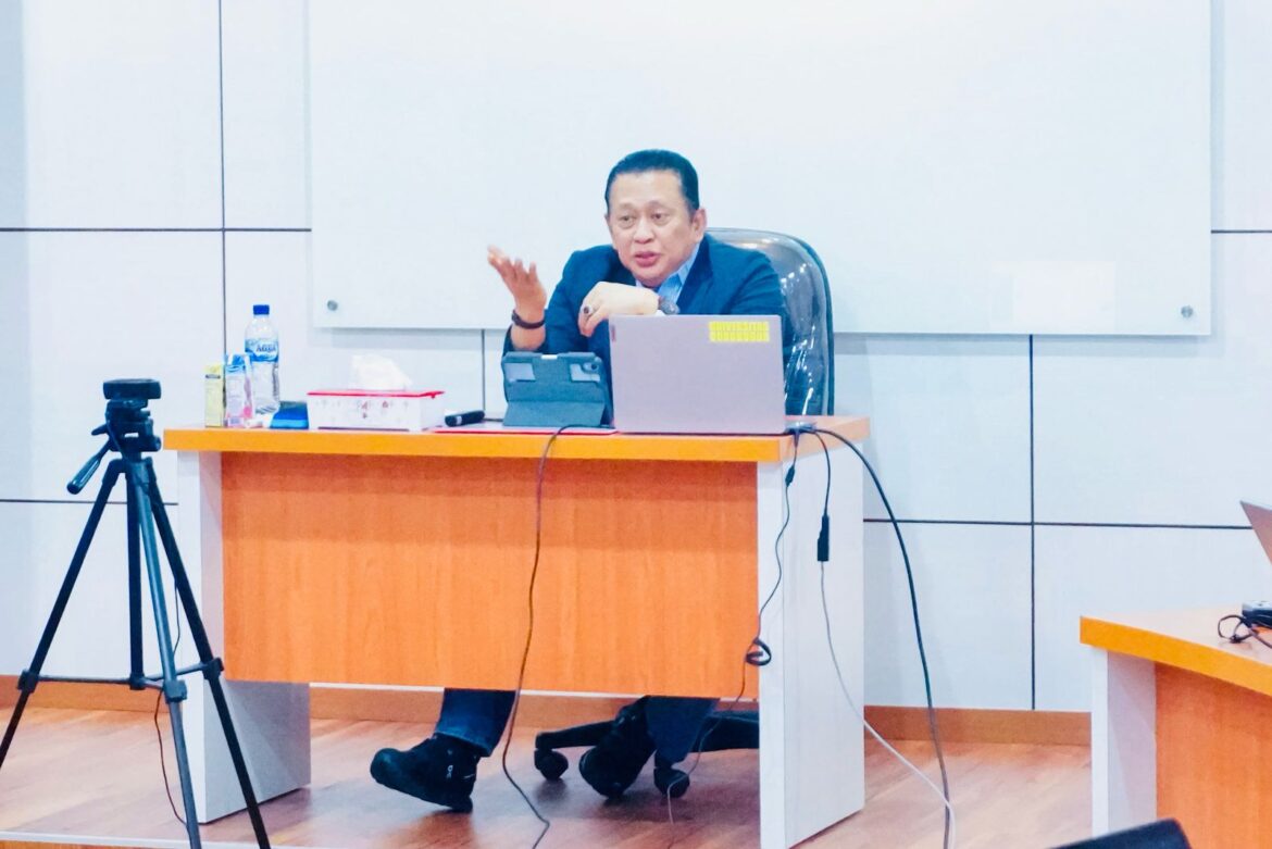 *Beri Kuliah Program Doktor Ilmu Hukum, Bamsoet Ingatkan Pentingnya Keseimbangan Antara Demokrasi dan Hukum*