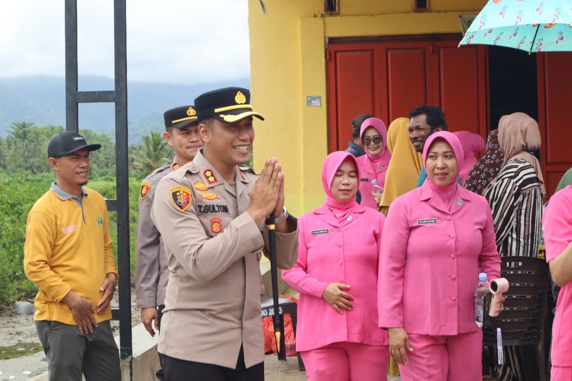 *Kapolres Kolaka Utara Salurkan Bantuan untuk Korban Angin Puting Beliung di Desa Sapoiha*