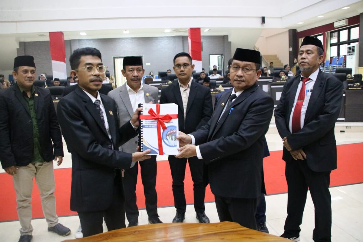 Rapat Paripurna di Ruangan Gedung DPRD Pasangkayu Penyerahan RPJMD Tahun 2025-2029