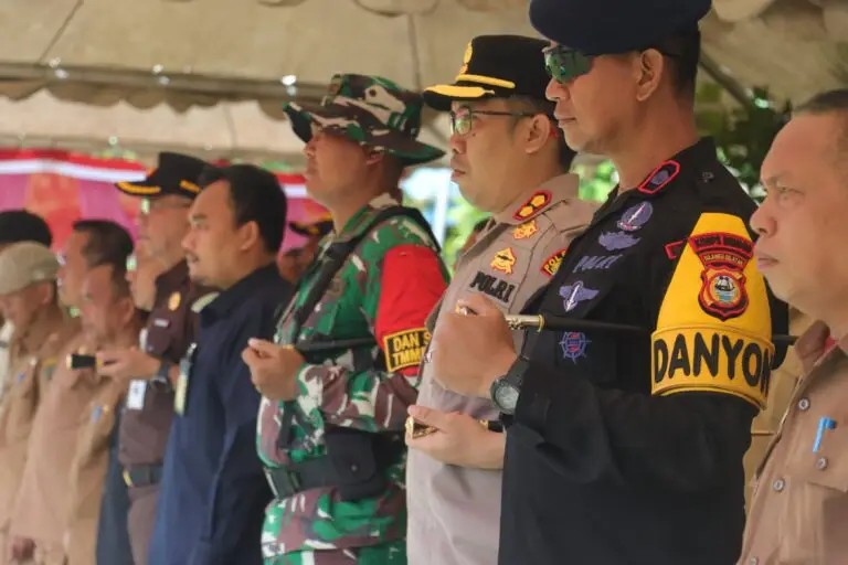 TNI-POLRI Bersinergi Membangun Desa.