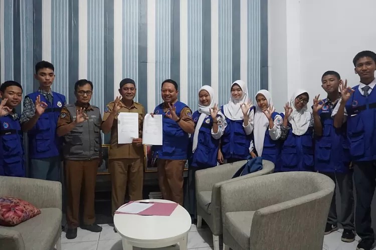 Kadis Disporapar, Saleh, S.Sos,. Dan PIK-R Generik SMA 4 Lutra Lakukan MoU, ” Dukung Program Konseling Remaja dan Eksplore Objek Wisata Unggulan,”
