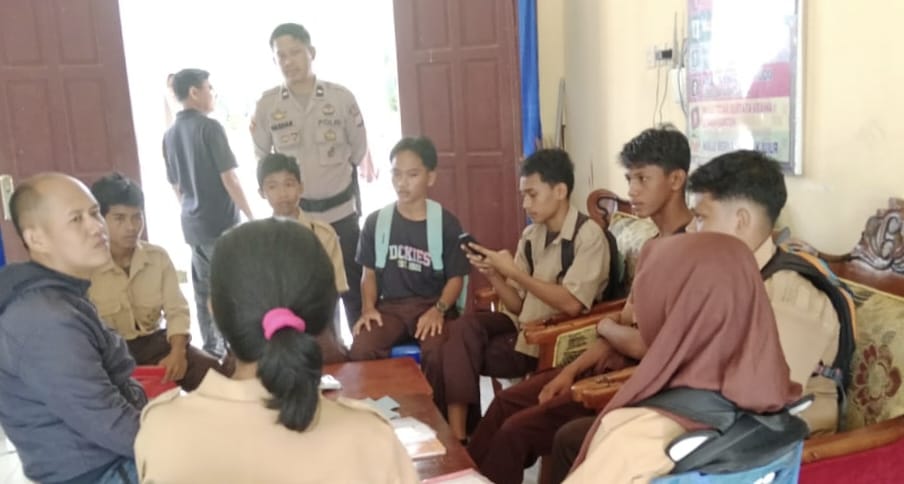 Polsek Baebunta, Atasi Demo SMKN 8 Luwu Utara Dengan Cara Buka Ruang Dialog.