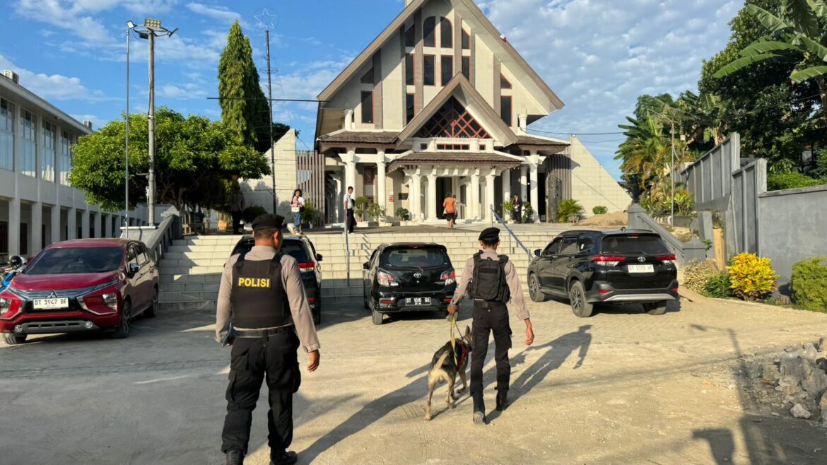 Polsatwa K9 Polda Sultra Lakukan Sterilisasi Dua Gereja di Kendari Jelang Ibadah