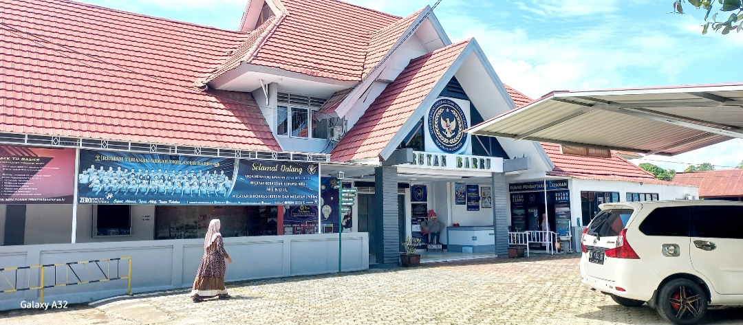 Kejari Barru Serahkan Terpidana Kasus Penipuan Travel Haji PT.Alhijrah Nurul Jannah ke Rutan Kelas IIB