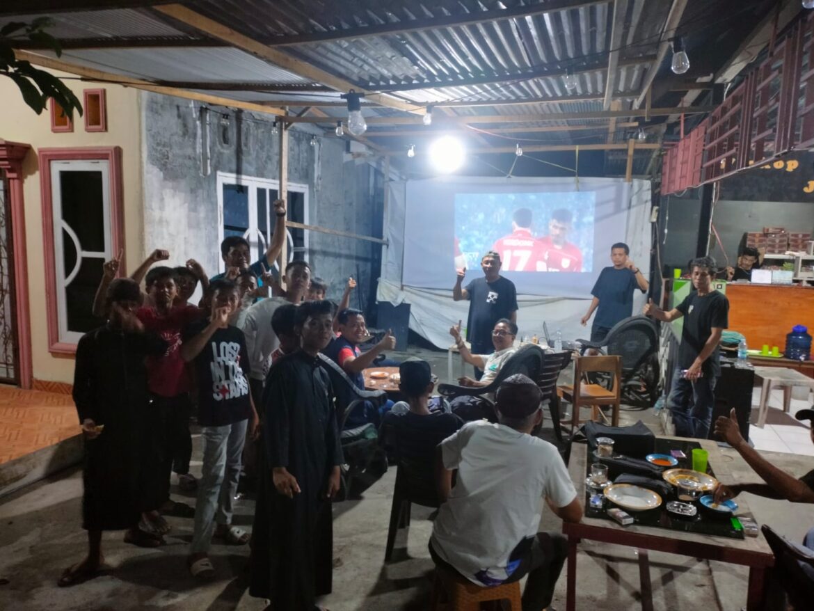 Puluhan Warga Bersama Anggota DPRD Dasri Antusias Nobar Laga Indonesia vs China di Warkop IJP Pasangkayu