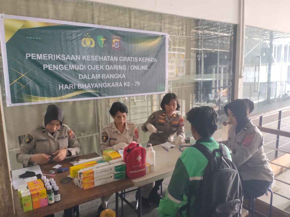 *Bid Dokkes Polda Sultra Gelar Pemeriksaan Kesehatan Gratis untuk Pengemudi Ojek Online dalam Rangka Hari Bhayangkara ke-79*