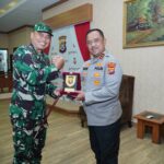 *Silaturahmi Hangat Kapolda Sultra dan Danlanud Haluoleo Perkuat Sinergi TNI-POLRI* *Silaturahmi Hangat Kapolda Sultra dan Danlanud Haluoleo Perkuat Sinergi TNI-POLRI*