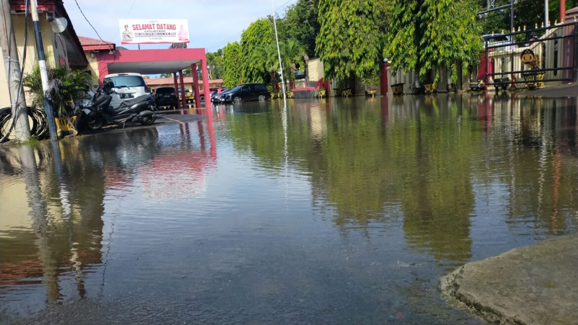 *Bone Diguyur Hujan Deras, Sejumlah Titik Terendam Banjir, Termasuk Mapolres Bone*