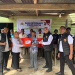 Memperingati Hari Bhayangkara ke-79, Ditreskrimum Polda Sulawesi Tenggara Menggelar Kegiatan Bakti Sosial Berupa Pembagian Paket Sembako Kepada Warga