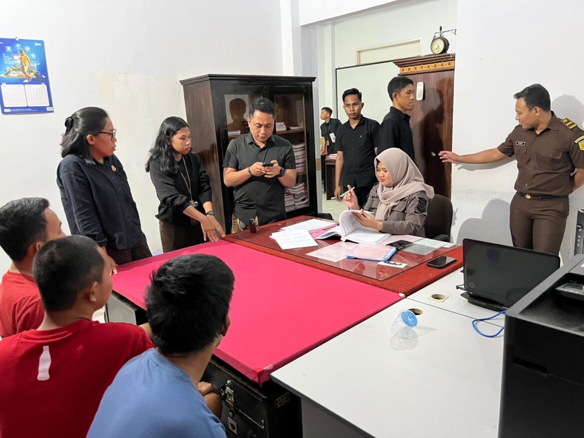 *Ditpolairud Polda Sultra Limpahkan Tersangka Kasus Bahan Peledak ke Kejari Kolaka*