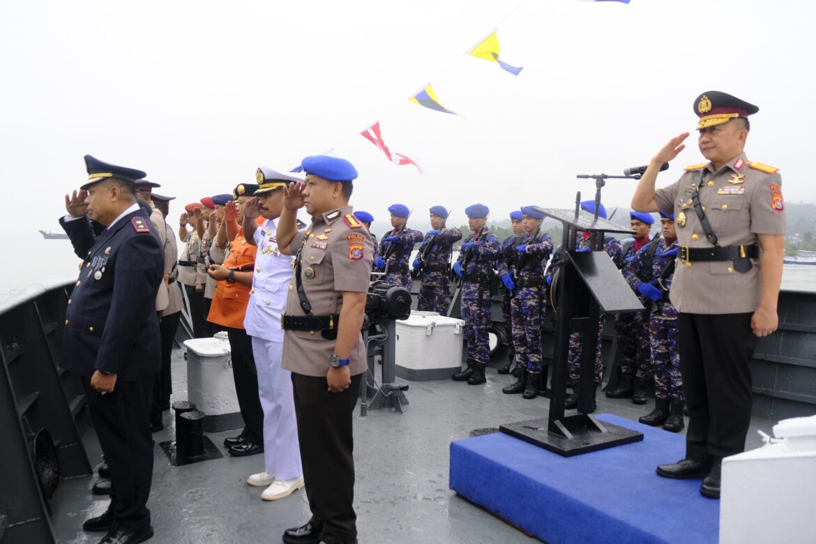 *Polda Sultra Laksanakan Upacara Tabur Bunga di Teluk Kendari*