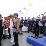 *Polda Sultra Laksanakan Upacara Tabur Bunga di Teluk Kendari* *Polda Sultra Laksanakan Upacara Tabur Bunga di Teluk Kendari*