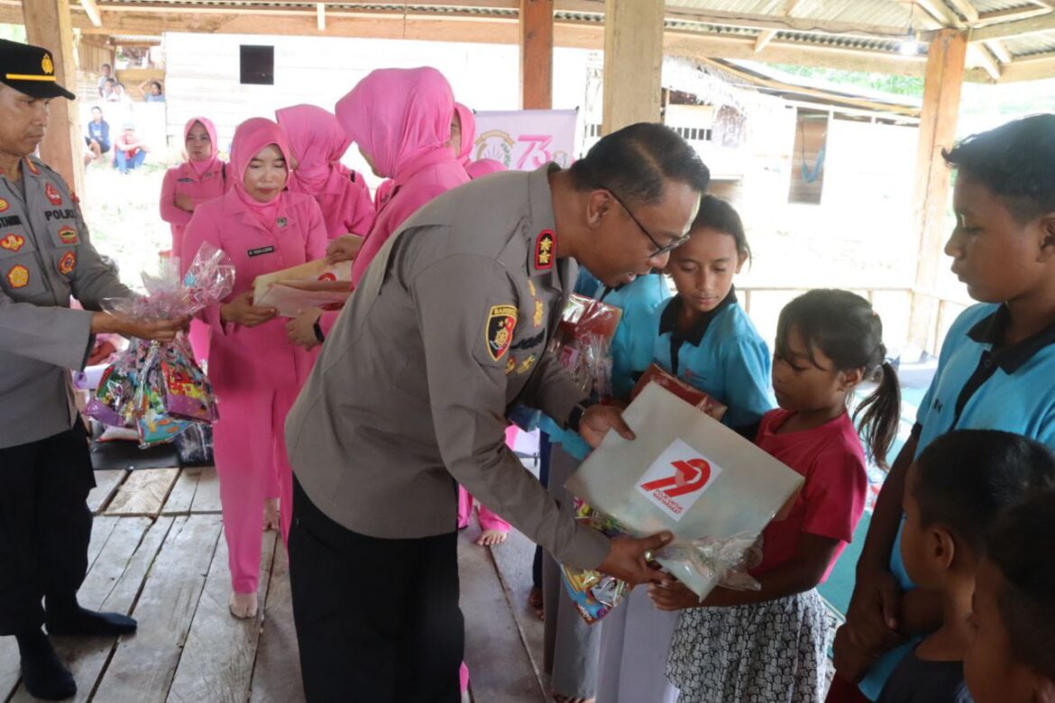 Kapolres Pasangkayu Gelar Bansos Bersama Masyarakat Dusun Saloraya Dalam Rangka Hari Bhayangkara Ke-79