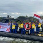 *Dirpolairud Polda Sultra Salurkan Bansos untuk Nelayan Teluk Kendari dalam Rangka Hari Bhayangkara ke-79* *Dirpolairud Polda Sultra Salurkan Bansos untuk Nelayan Teluk Kendari dalam Rangka Hari Bhayangkara ke-79*