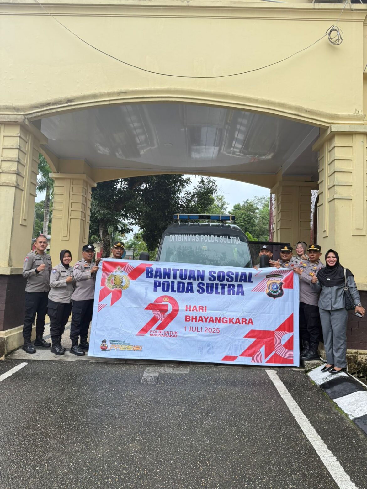 *Jelang Hari Bhayangkara ke-79 Ditbinmas Polda Sultra Salurkan 100 Paket Bansos untuk Warga Sekitar TPA Puwatu*