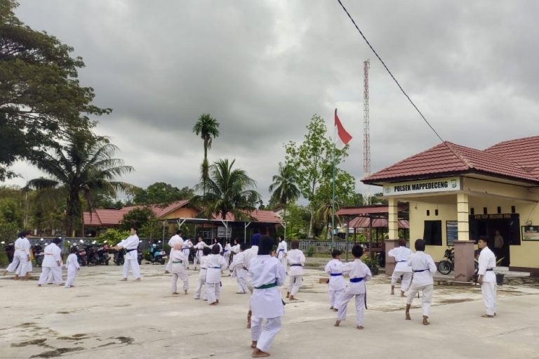 Karemuddin Wkl Ketua DPRD Lutra, Berikan Arahan dan Motivasi Pada Giat Latihan Karate-Do Gojukai Polisi Sahabat Anak.