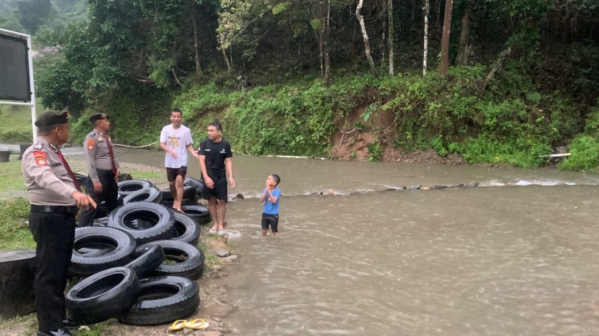 Sambut HUT Bhayangkara ke-79 Pamobvit Gencar Patroli di Kawasan Wisata  Kendari, 28 Juni 2025 – Dalam rangka menjaga situasi keamanan dan ketertiban masyarakat (Kamtibmas) di tempat-tempat wisata, Direktorat Pengamanan Objek Vital (Ditpamobvit) Polda Sulawesi Tenggara melaksanakan kegiatan Patroli Prioritas Objek Wisata di dua lokasi strategis di Kota Kendari, yaitu Kebun Raya Kendari dan Citraland Waterpark Kendari, pada Sabtu (28/6).  Kegiatan patroli berlangsung sejak pukul 10.00 hingga 15.00 Wita, dipimpin oleh Aipda Amiruddin, S.H., M.H. selaku Kepala Tim, dengan didampingi dua anggota, yakni Bripka Najamuddin dan Brigadir Suprianto Pahala, S.H.. Patroli ini bertujuan untuk memberikan rasa aman dan nyaman kepada para pengunjung yang sedang menikmati libur akhir pekan di dua objek wisata populer tersebut.  Dalam pelaksanaannya, tim patroli menyambangi area wisata untuk memantau secara langsung kondisi Kamtibmas dan memberikan imbauan kepada pengunjung serta pengelola wisata. Himbauan yang diberikan mencakup pentingnya menjaga ketertiban dan keamanan selama berwisata, memperhatikan barang-barang bawaan, serta memastikan kendaraan terparkir dengan aman. Secara khusus, imbauan juga disampaikan kepada orang tua yang membawa anak-anak di kawasan Kebun Raya Kendari, agar lebih waspada terhadap aktivitas anak di area sungai, mengingat musim hujan yang dapat menyebabkan arus sungai menjadi deras.  Kegiatan patroli ini disambut baik oleh pengunjung dan pengelola objek wisata. Mereka mengapresiasi kehadiran Polri yang aktif memantau dan menjaga keamanan lingkungan wisata. Respons positif juga diberikan atas upaya preventif yang dilakukan tim patroli dalam menciptakan suasana yang aman dan nyaman selama kunjungan wisata berlangsung.  Menurut Aiptu Sunardin K, Ps. Panit 2 Subdit Wisata Ditpamobvit Polda Sultra, kegiatan ini merupakan bentuk komitmen Polri untuk terus hadir di tengah masyarakat, khususnya dalam menjamin keamanan di ruang publik seperti kawasan wisata. Ia menambahkan bahwa patroli semacam ini akan terus digiatkan terutama pada saat akhir pekan dan hari libur nasional, di mana aktivitas masyarakat di tempat wisata cenderung meningkat.  Patroli berjalan dengan aman, lancar, dan mendukung upaya menciptakan rasa aman serta kenyamanan bagi seluruh masyarakat yang tengah berwisata.
