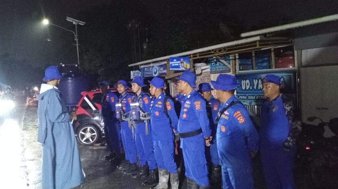 *Ditpolairud Polda Sultra Terjunkan Personel, Bantu Korban Banjir Kali Wanggu*