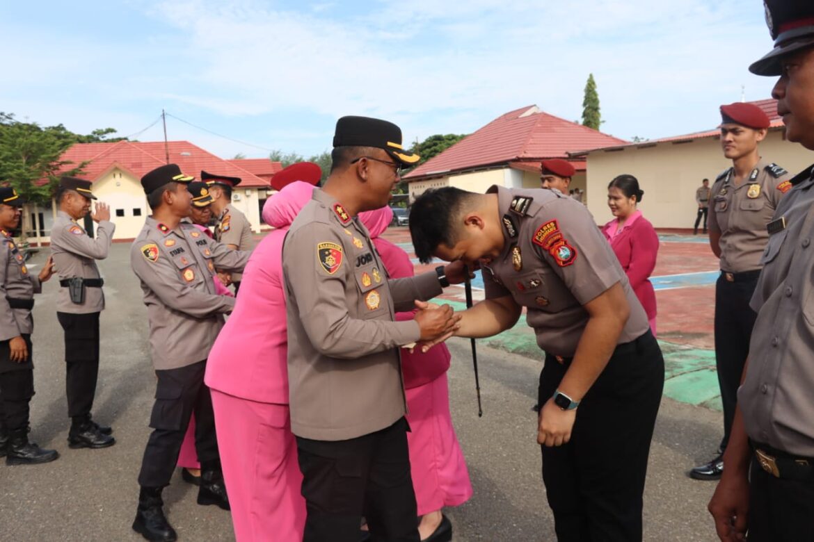 Kapolres Pasangkayu Gelar Upacara Resmi , 25 Personel Naik Pangkat Disiram Kembang oleh Kapolres Pasangkayu