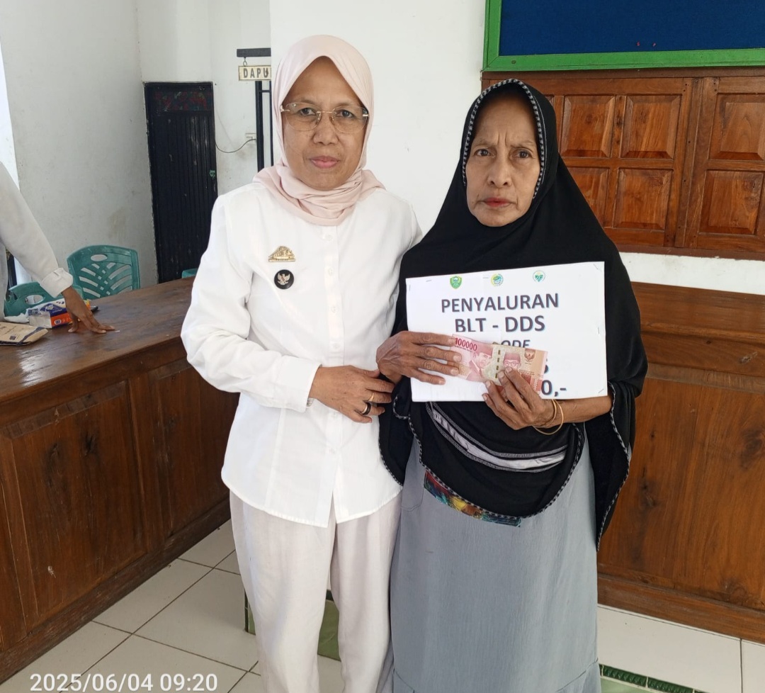Kades Ajakkang Hatmawati Salurkan BLT kepada 49 Warganya