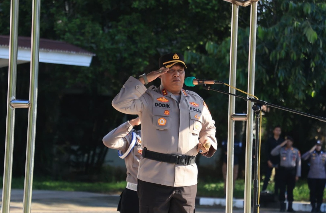 Hari Kesadaran Nasional, Kapolres Barru Dodik Bertindak Sebagai Inspektur Upacara di Halaman Kantor Bupati Barru