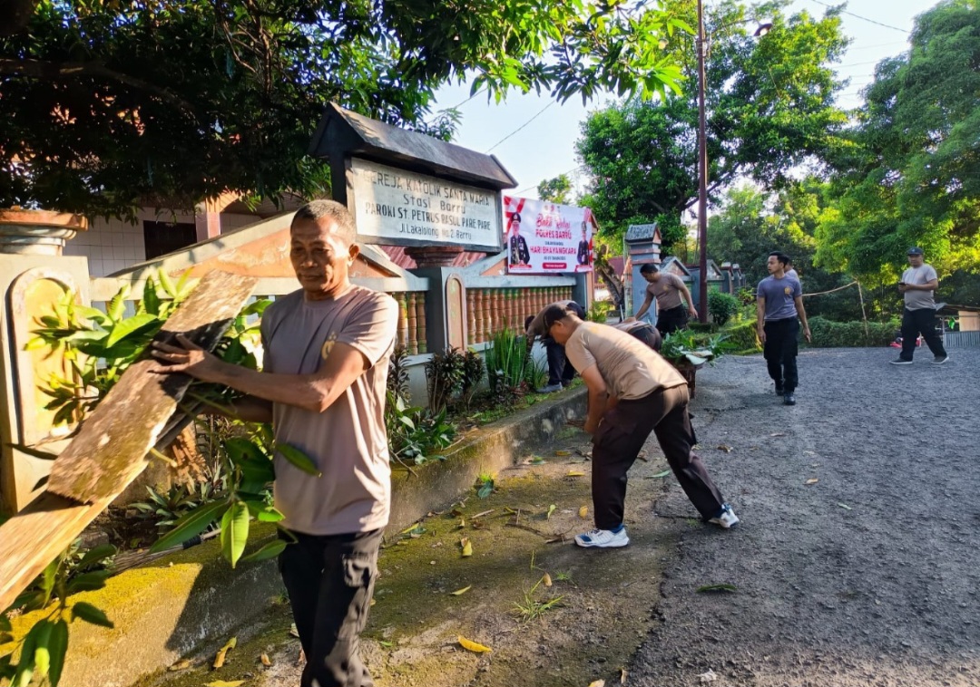Peringati Hari Bhyangkara ke-79, Personel Polsek Barru Kerja Bakti di Gereja Katolik Santa Maria Stasi