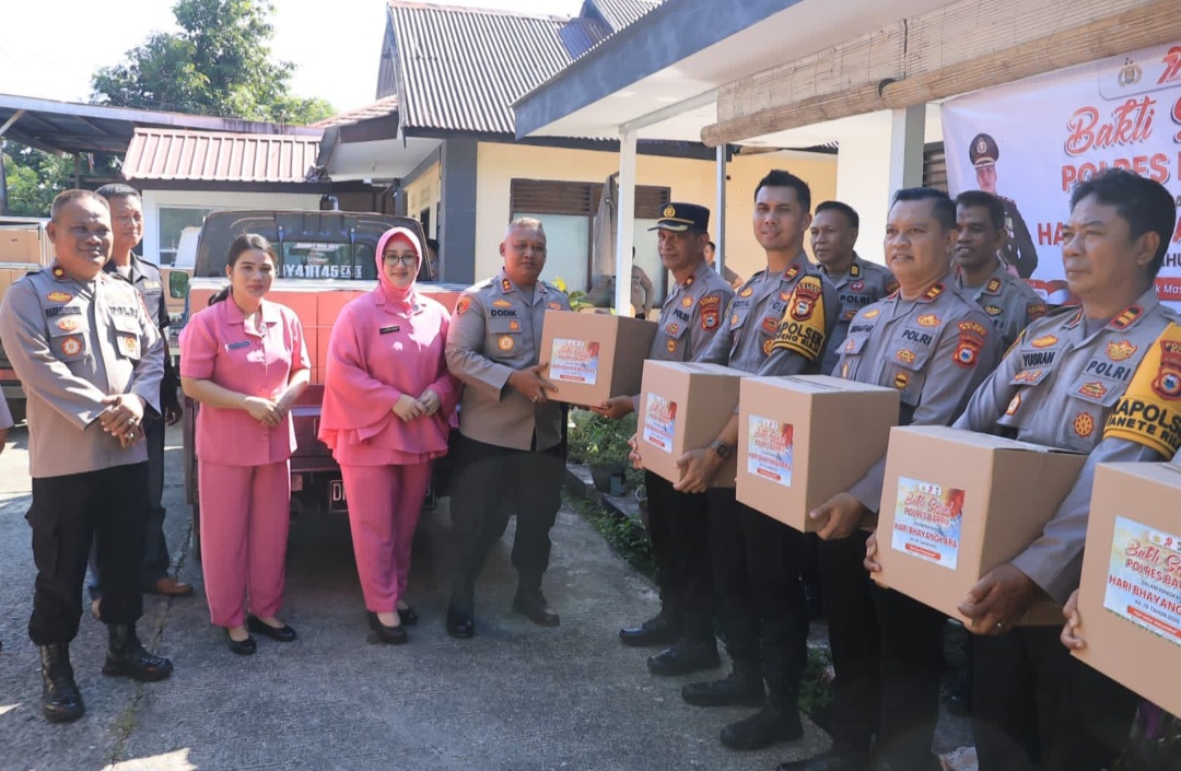 Dalam Rangka Peringati Hari Bhayangkara ke-79 Tahun 2025, Polres Barru Bagikan 700 Paket Bahan Pokok kepada Warga Kurang Mampu