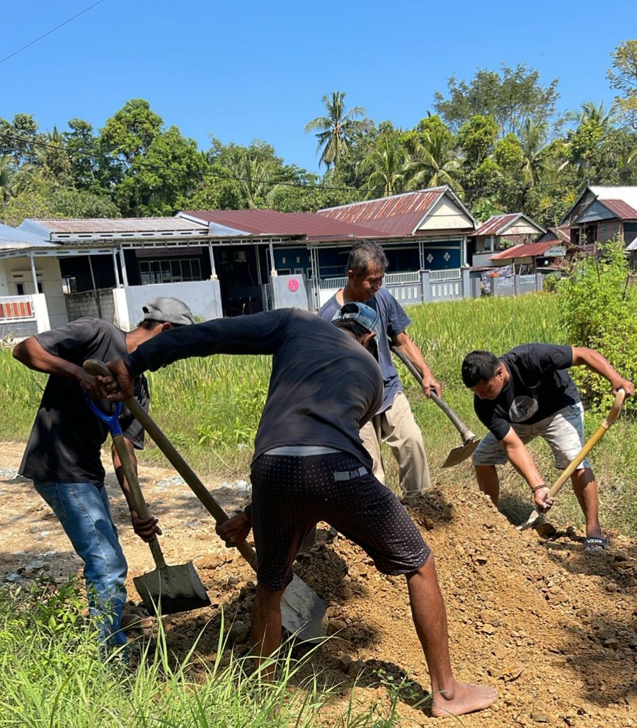 Gotong Royong Warga Jampue Perbaiki Jalan Tani Rusak Parah