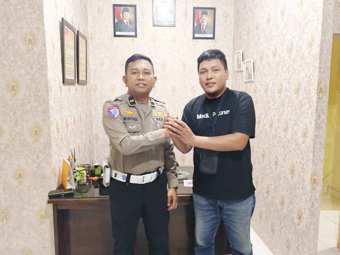 Wartawan Lokal Barru Silaturahmi dengan Kanit Regident IPDA Muhtadi