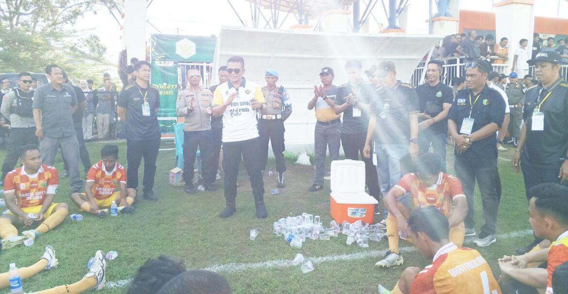 Kapolres Barru Kobarkan Semangat Tim PS. Pop di Tengah Pertandingan Sengit