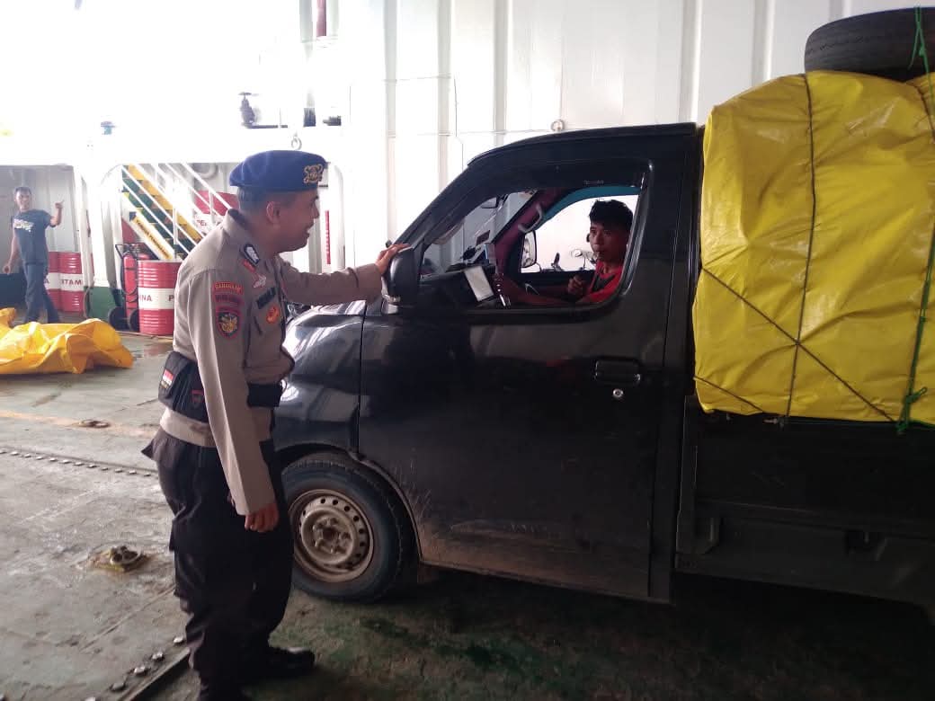 Pastikan Keamanan Aktivitas Penyeberangan Berjalan Lancar, Personil Sat Polairud Lakukan Hal Ini