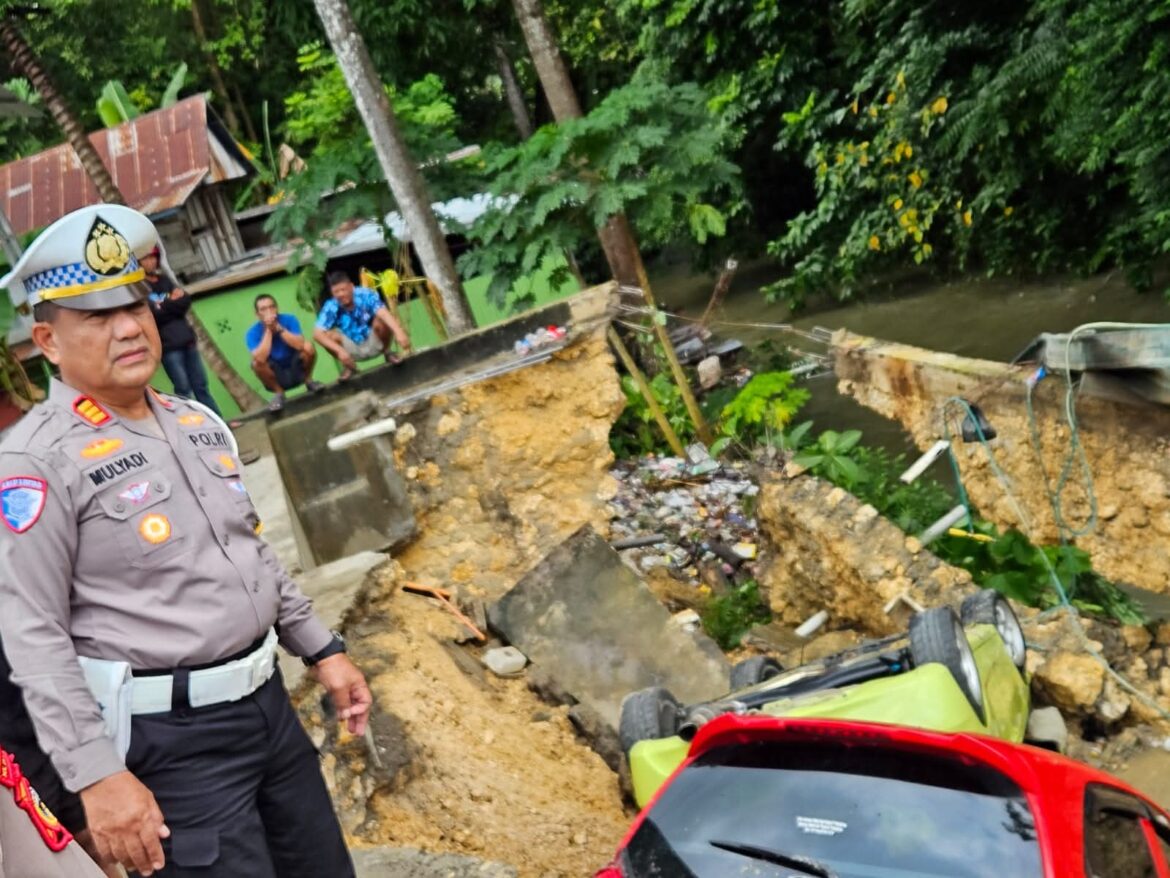 Aksi Sigap Kasat Lantas Polres Bone Bantu Evakuasi 3 Mobil Terperosok Akibat Longsor
