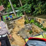 Aksi Sigap Kasat Lantas Polres Bone Bantu Evakuasi 3 Mobil Terperosok Akibat Longsor Aksi Sigap Kasat Lantas Polres Bone Bantu Evakuasi 3 Mobil Terperosok Akibat Longsor