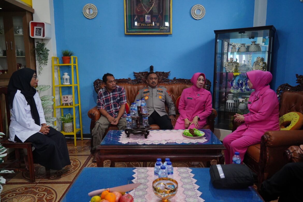 *Momentum Hari Bhayangkara ke-79, Kapolda Sultra Kunjungi Personel dan Purnawirawan Yang Sakit*