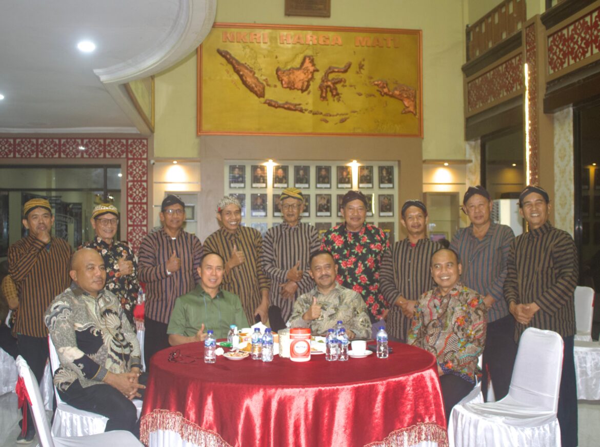 *Meriahkan Hari Bhayangkara ke-79, Polda Sultra Gelar Nobar Wayang Kulit Lakon “Amartha Binangun”*