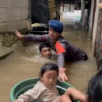 Meski Dengan Ember, Evakuasi Balita di Jaktim Dilakukan Dengan Sigap Meski Dengan Ember, Evakuasi Balita di Jaktim Dilakukan Dengan Sigap
