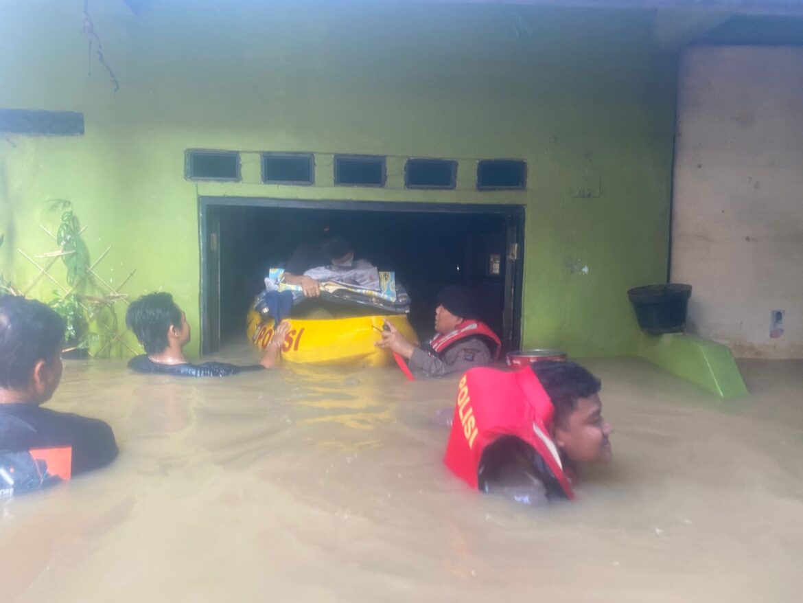Banjir di Kebon Pala Jakarta Timur, Polisi Bantu Warga Mengungsi