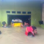 Banjir di Kebon Pala Jakarta Timur, Polisi Bantu Warga Mengungsi Banjir di Kebon Pala Jakarta Timur, Polisi Bantu Warga Mengungsi
