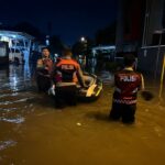 Sigap, Polisi di Tangsel Bantu Korban Banjir Karena Tugas Kemanusiaan Sigap, Polisi di Tangsel Bantu Korban Banjir Karena Tugas Kemanusiaan