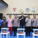 Bid Humas Polda Sultra Gelar Pelatihan Kehumasan 2025, Gandeng Presenter TVRI  Kendari – Dalam upaya meningkatkan kualitas pemberitaan dan pengelolaan media, Bidang Humas Polda Sulawesi Tenggara menggelar Pelatihan Kehumasan Tahun 2025, Kamis, 17 Juli 2025. Pelatihan ini merupakan lanjutan dari rakernis bidang humas pada hari sebelumnya.   Pelatihan ini mengusung tema: “Peningkatan Kemampuan Humas Polda Sultra dalam Teknis Pemberitaan, Liputan dan Pengelolaan Media untuk Meningkatkan Transparansi dan Kepercayaan Publik.”  Kegiatan ini diikuti oleh personel Humas dari polres jajaran dan pengemban fungsi PPID dari berbagai satuan kerja di lingkungan Polda Sultra. Peserta mendapatkan materi langsung dari Ibnu Siam, seorang presenter senior dari TVRI Sulawesi Tenggara, yang membawakan sesi pelatihan mengenai teknik membawakan berita, komunikasi efektif di depan kamera, serta tata cara peliputan profesional.  Kegiatan ini diharapkan mampu memperkuat kemampuan teknis jajaran Humas Polda Sultra dalam menyampaikan informasi yang cepat, akurat, dan humanis, sejalan dengan upaya Polri membangun transparansi informasi dan kepercayaan publik.